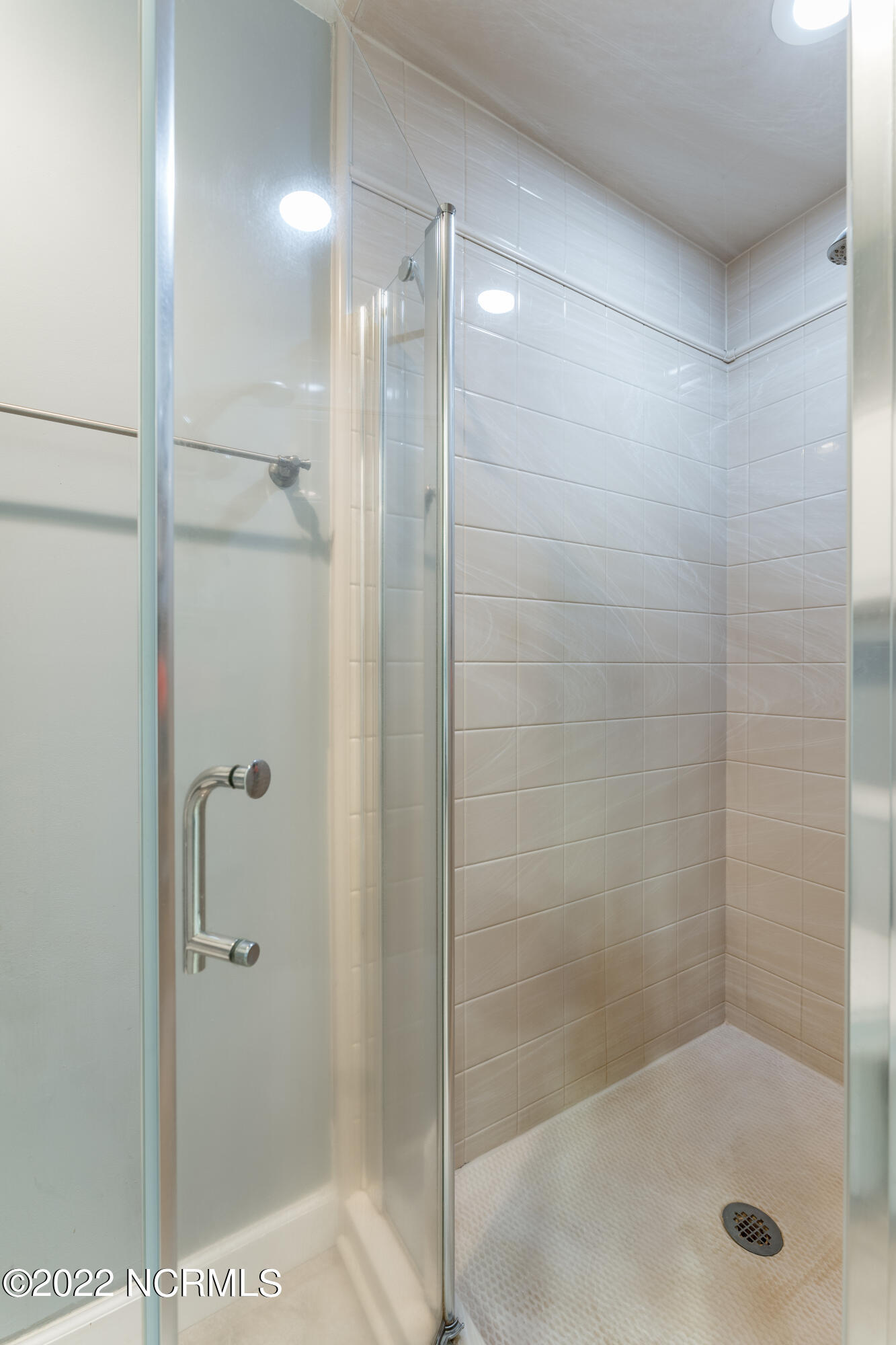 5301 Peden Point Road Wilmington, NC 28409 - Photo 19 of 40 Master Shower