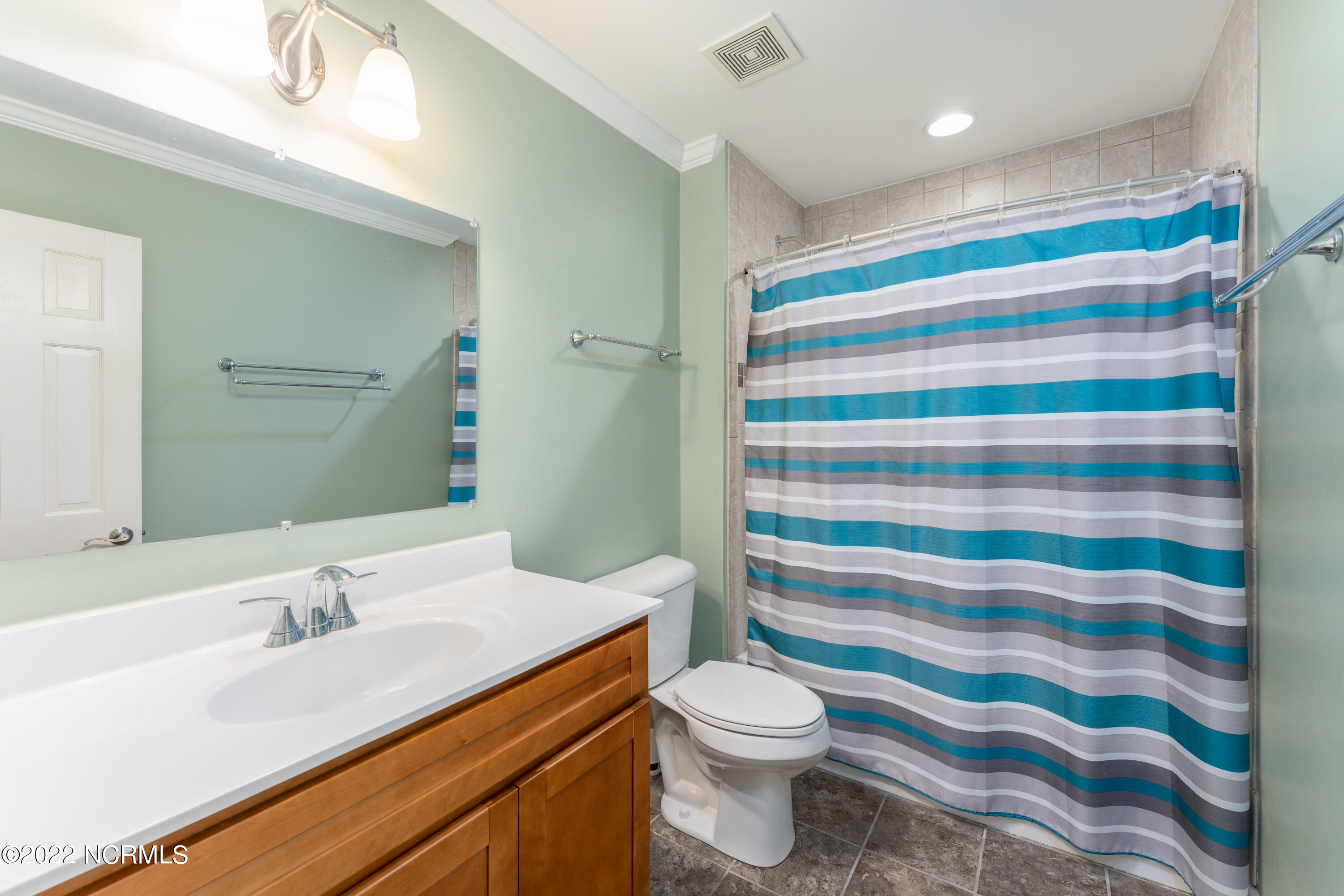 5301 Peden Point Road Wilmington, NC 28409 - Photo 21 of 40 Hall Bathroom