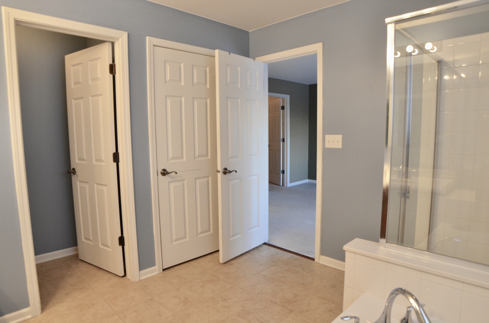 423 Azalea Street Elgin, IL 60124 - Photo 12 of 21 a view of a livingroom with bathroom
