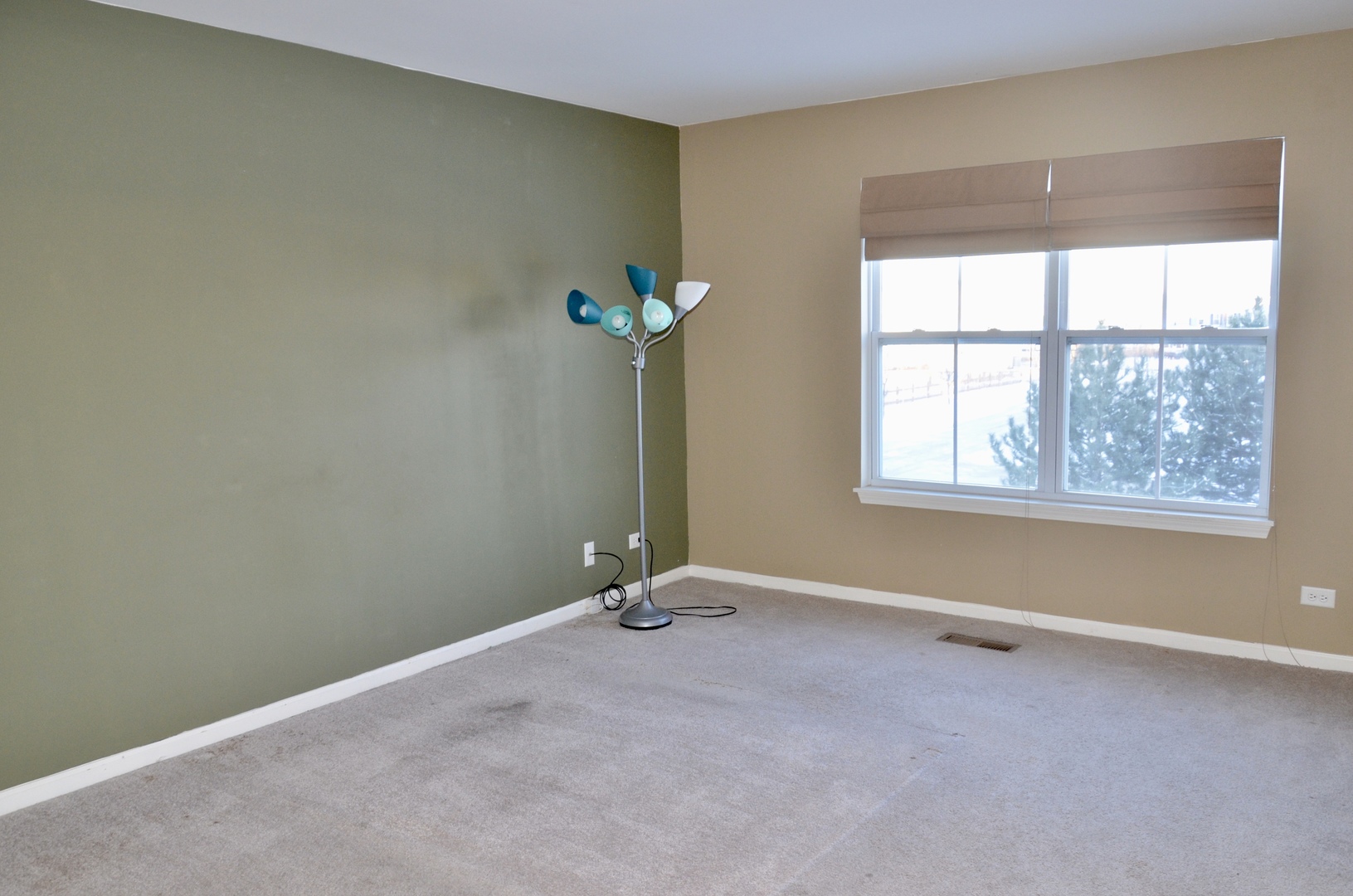423 Azalea Street Elgin, IL 60124 - Photo 10 of 21 an empty room with a window