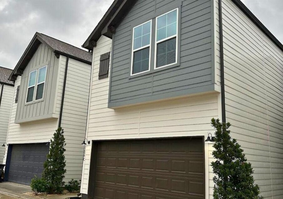 a view of house that has windows