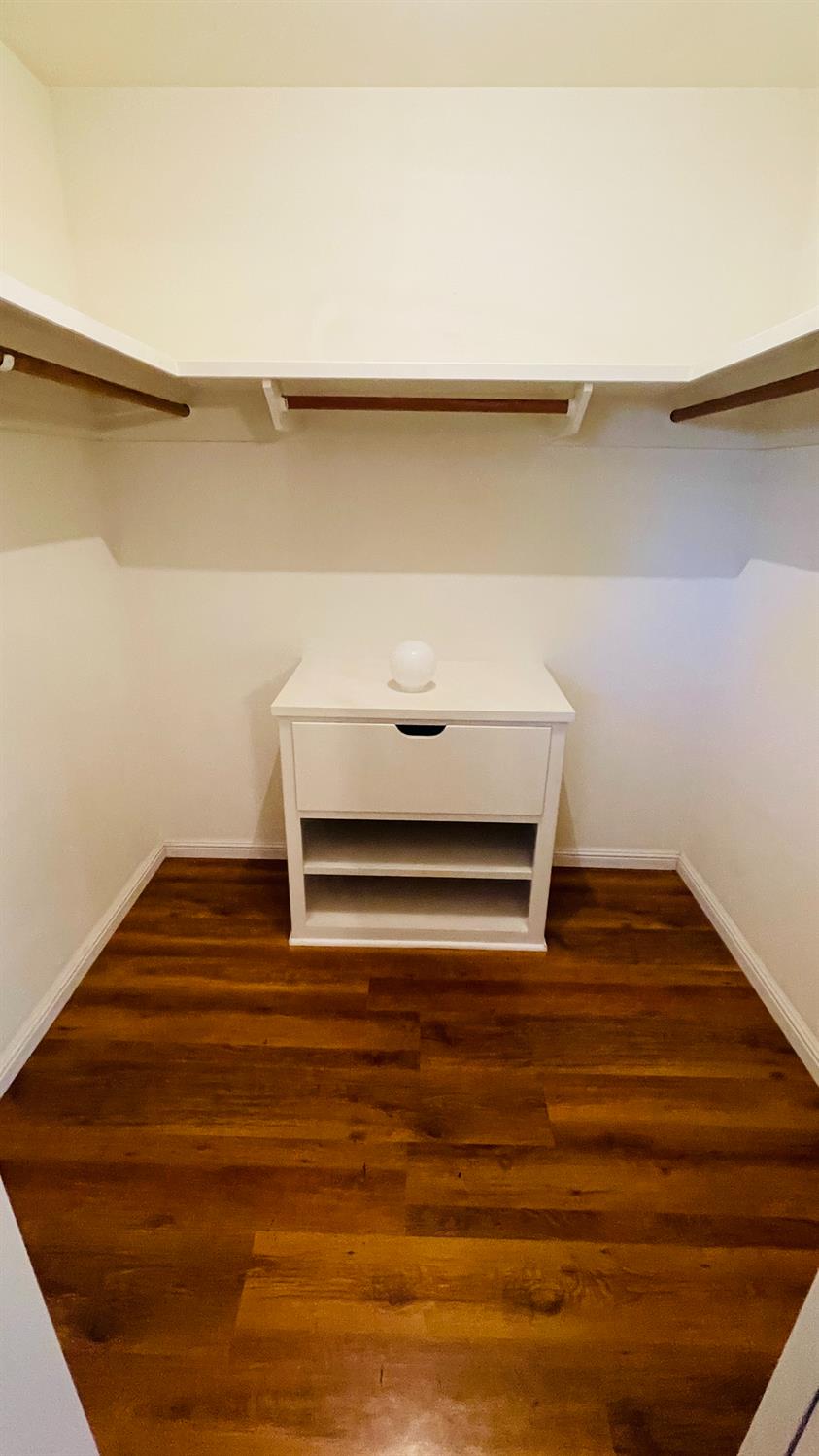 712 Leytonstone Avenue Modesto, CA 95355 - Photo 28 of 32 Nice sized walkin closet in the primary.