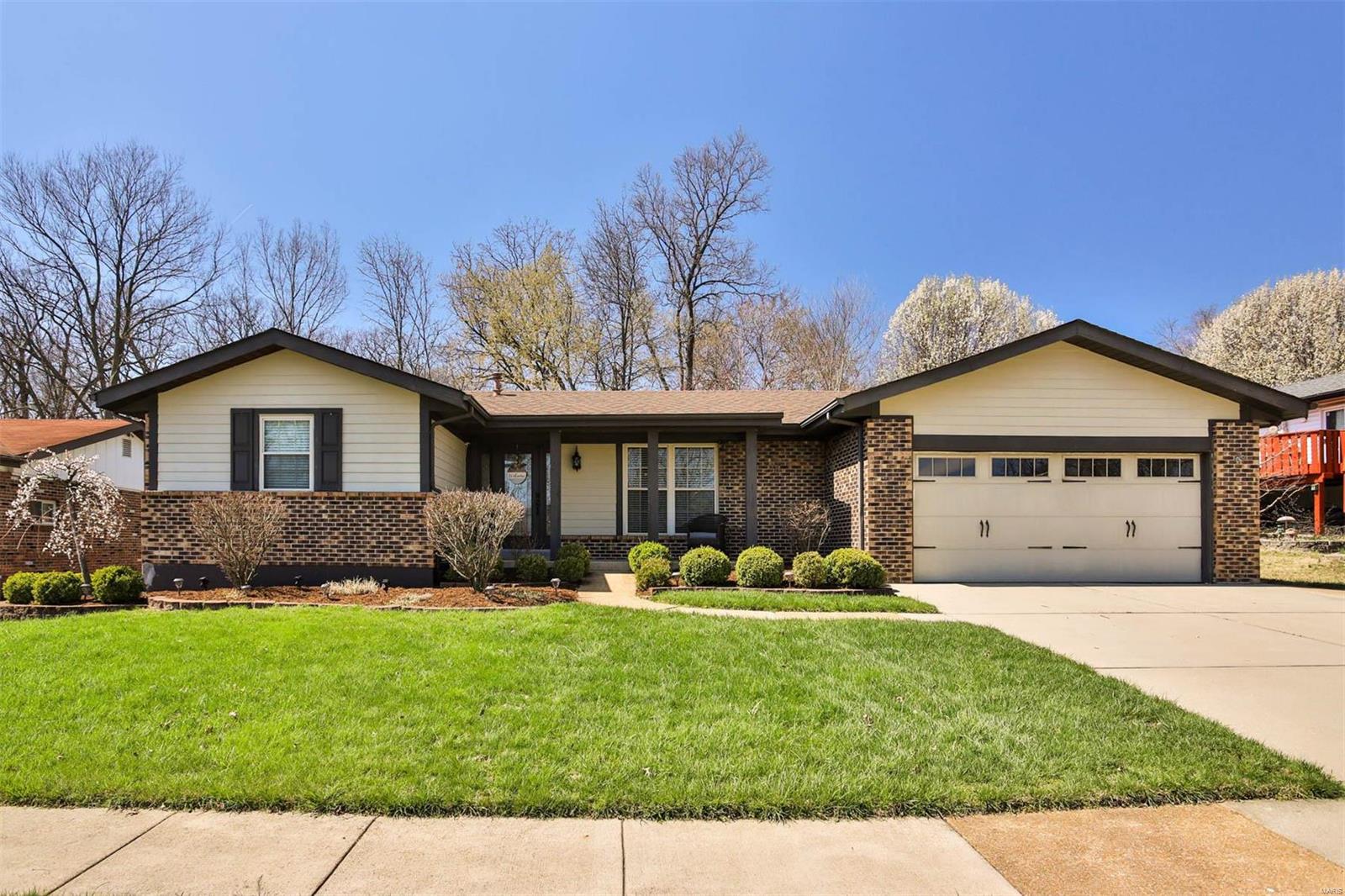 5787 Hempline Road St. Louis, MO 63129 - Photo 1 of 27