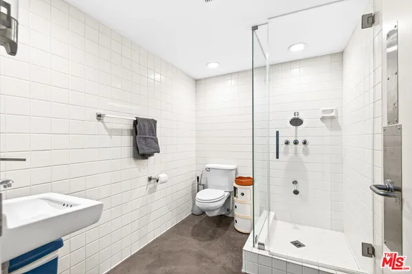 $12,999 | 11 Voyage Street, Marina del Rey, CA 90292