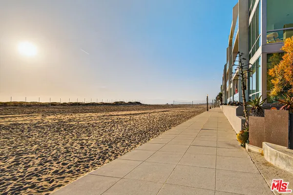 $12,999 | 11 Voyage Street, Marina del Rey, CA 90292