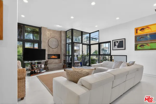 $12,999 | 11 Voyage Street, Marina del Rey, CA 90292