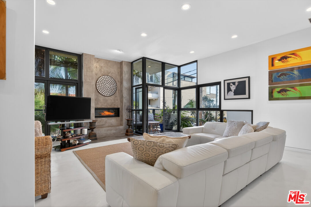 11 Voyage Street Marina del Rey, CA 90292 - Photo 4 of 36