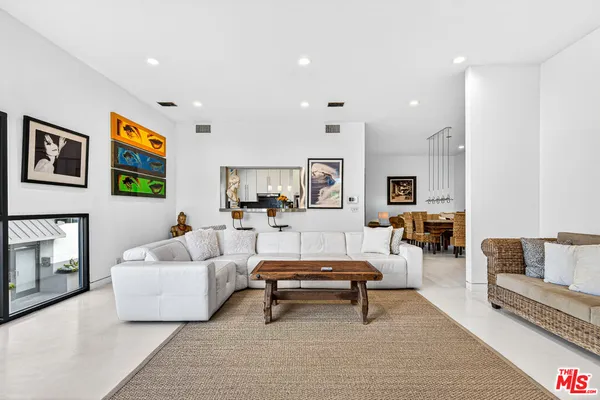 $12,999 | 11 Voyage Street, Marina del Rey, CA 90292