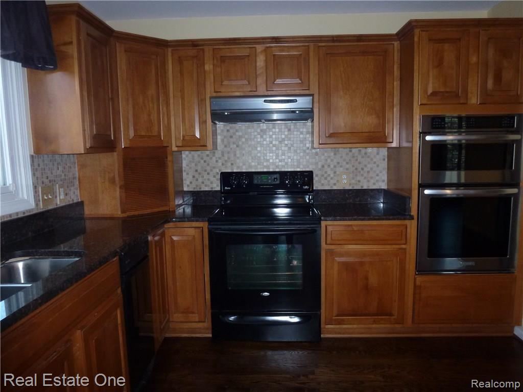 4139 Barnes Court Rochester, MI 48306 - Photo 16 of 29 Granite and Tile Backsplash