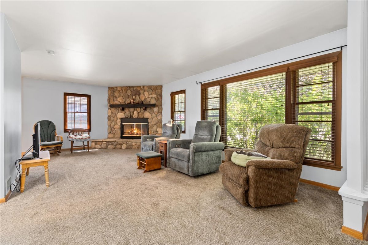 147 South Rohlwing Road Palatine, IL 60074 - Photo 6 of 46 Gallery Image 6