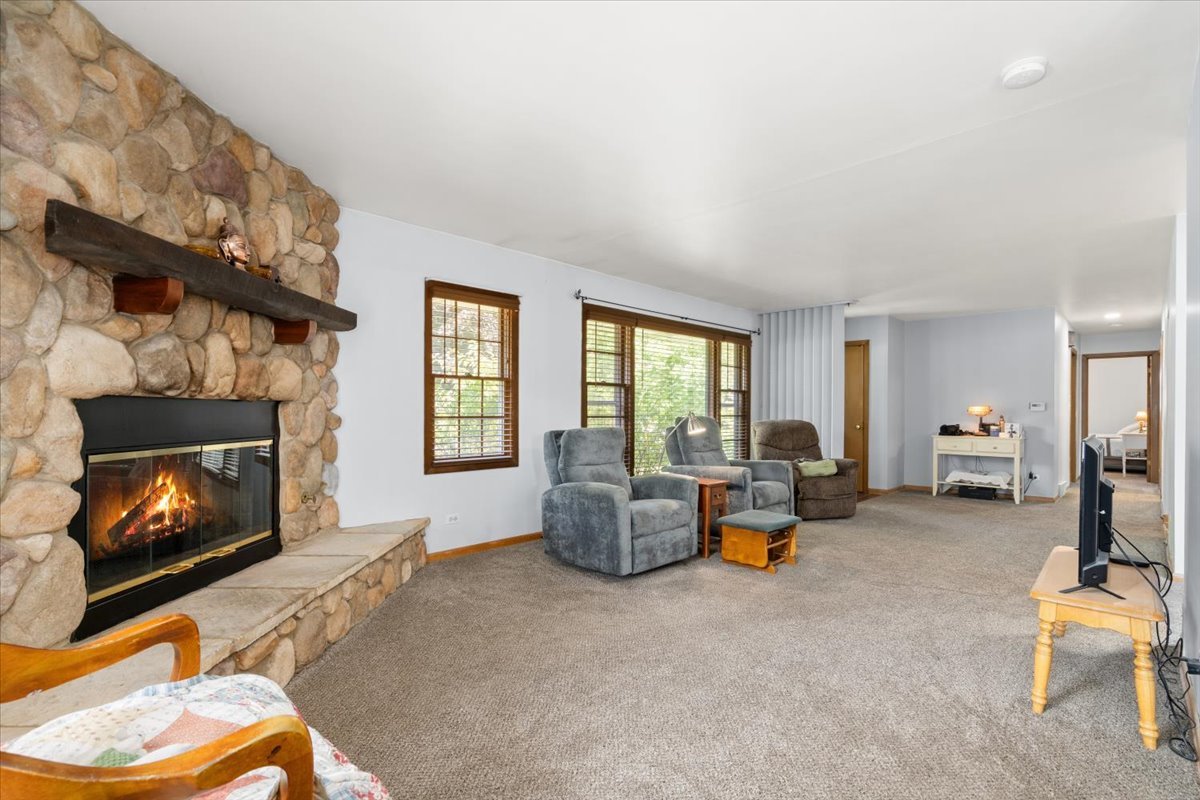 147 South Rohlwing Road Palatine, IL 60074 - Photo 8 of 46 Gallery Image 8