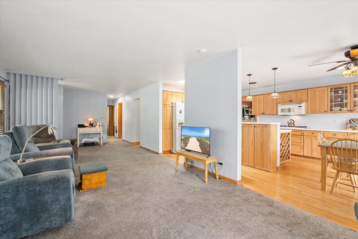 147 South Rohlwing Road Palatine, IL 60074 - Photo 9 of 46 Gallery Image 9