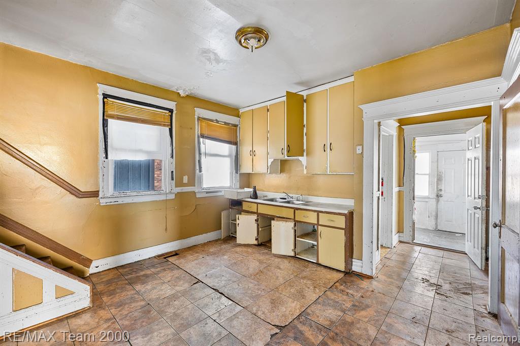 2187 Harding Street Detroit, MI 48214 - Photo 11 of 35