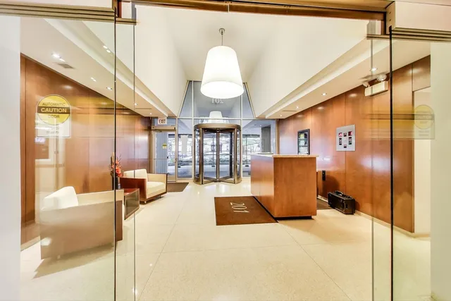 $250,000 | 201 East Chestnut Street, Unit 19F, Chicago, IL 60611