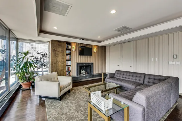 $250,000 | 201 East Chestnut Street, Unit 19F, Chicago, IL 60611