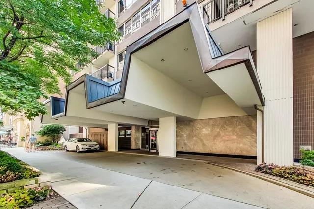 $250,000 | 201 East Chestnut Street, Unit 19F, Chicago, IL 60611