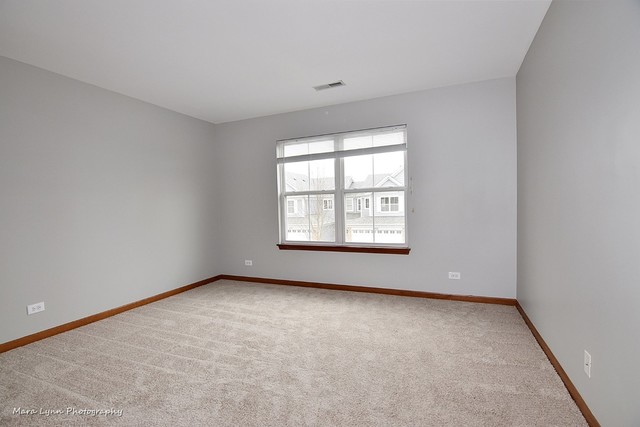 427 Acushnet Street Elgin, IL 60124 - Photo 18 of 26 an empty room with a window