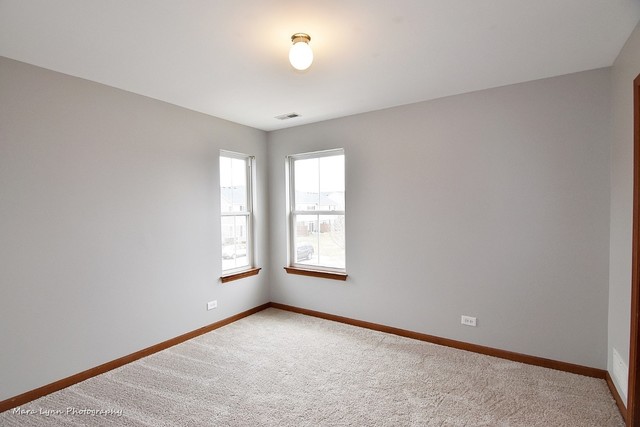 427 Acushnet Street Elgin, IL 60124 - Photo 20 of 26 an empty room with windows and mirror