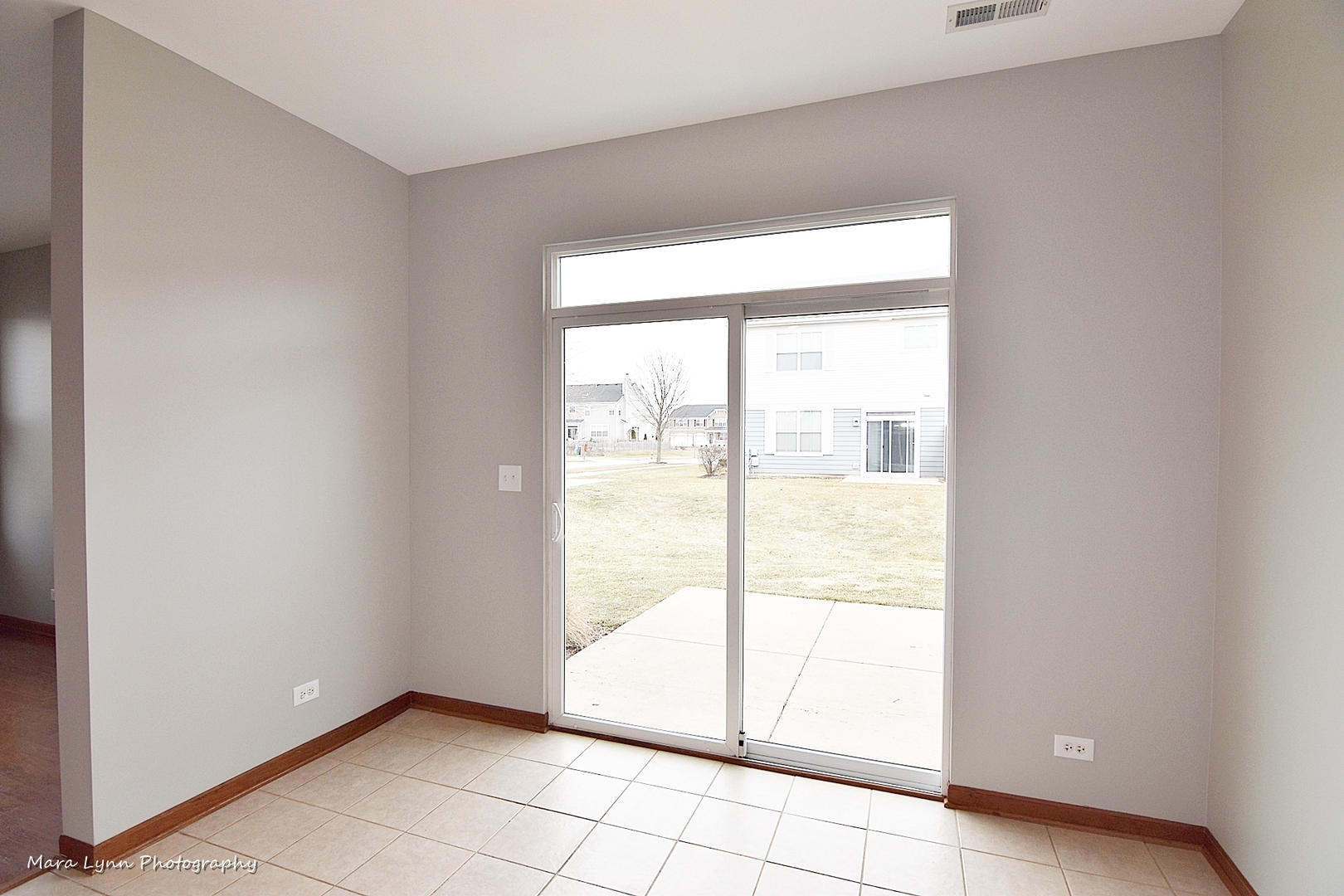 427 Acushnet Street Elgin, IL 60124 - Photo 10 of 26 a view of an empty room with window