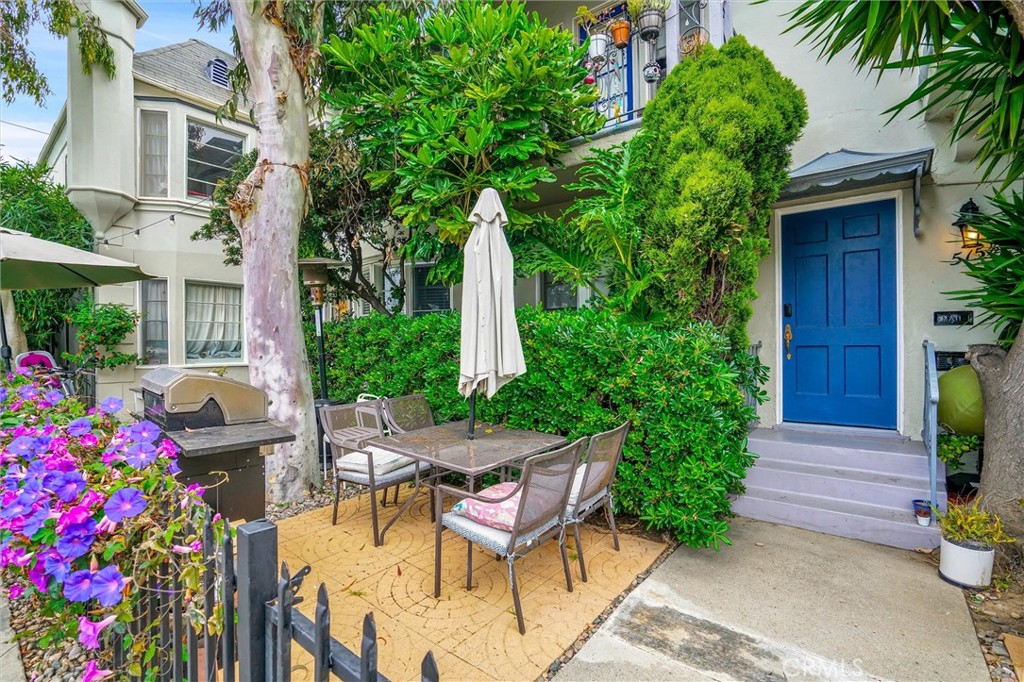 515 Rose Avenue Venice, CA 90291 - Photo 11 of 49 a backyard of a house with a garden and outdoor seating