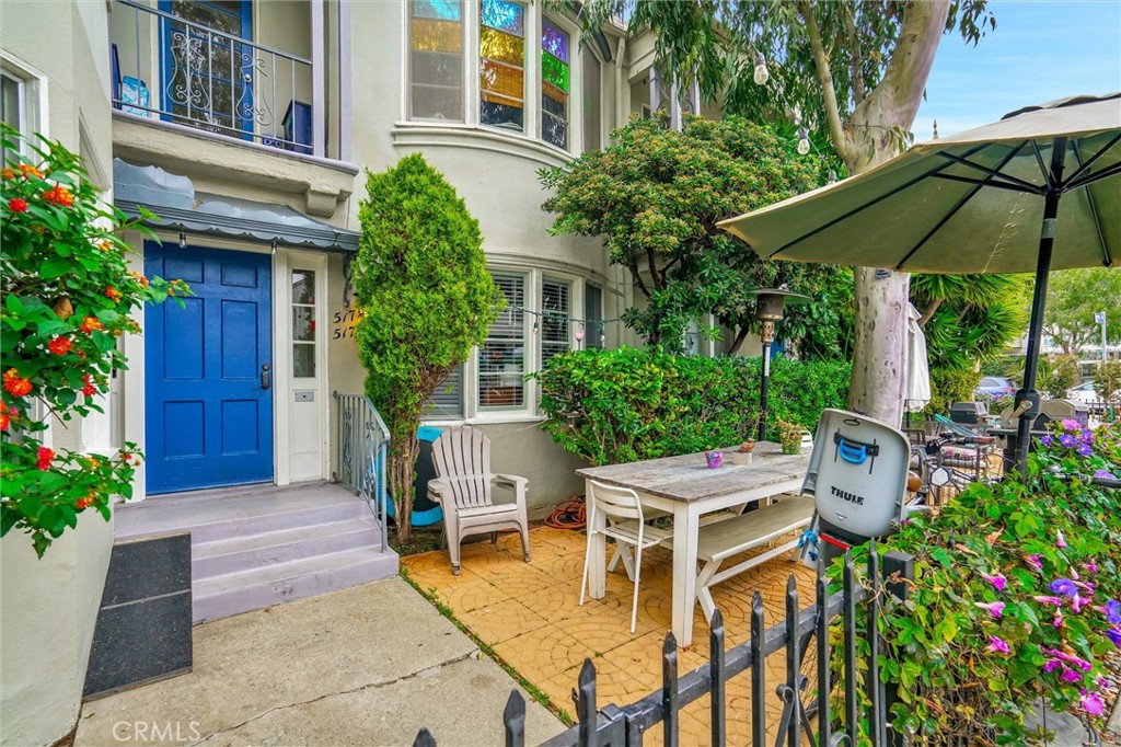 515 Rose Avenue Venice, CA 90291 - Photo 12 of 49 a patio with table and chairs and potted plants