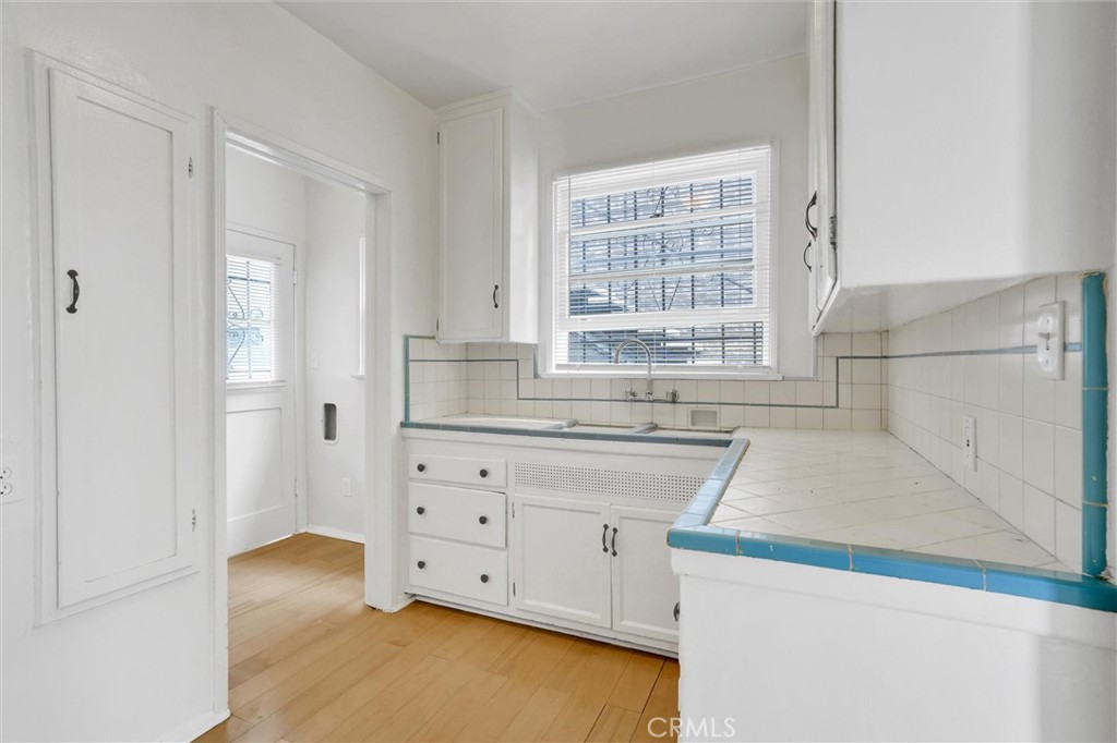 515 Rose Avenue Venice, CA 90291 - Photo 21 of 49 a kitchen with a cabinets and window