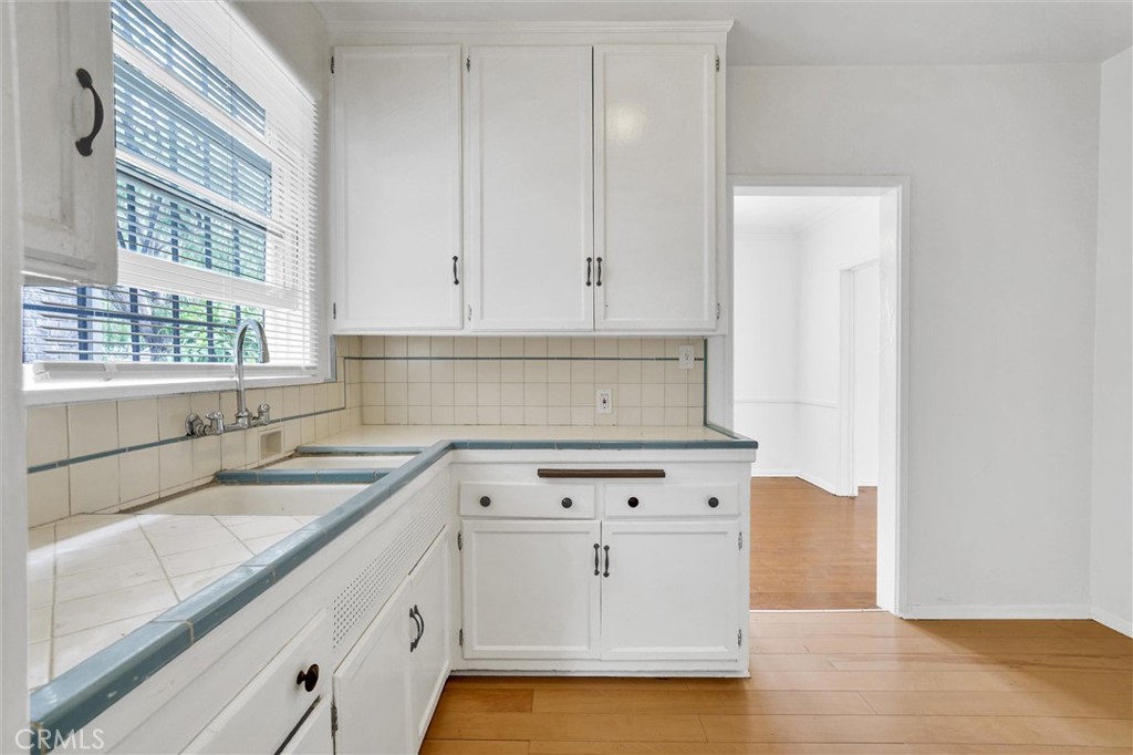 515 Rose Avenue Venice, CA 90291 - Photo 22 of 49 a kitchen with granite countertop white cabinets and a sink