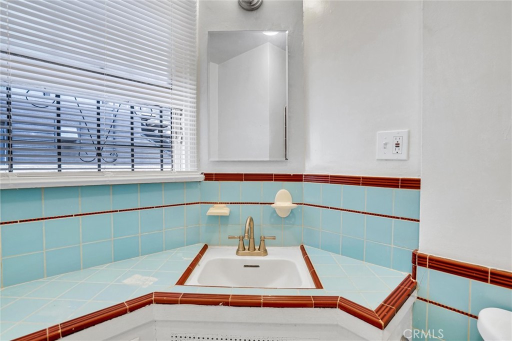 515 Rose Avenue Venice, CA 90291 - Photo 26 of 49 a bathroom with a sink and a mirror