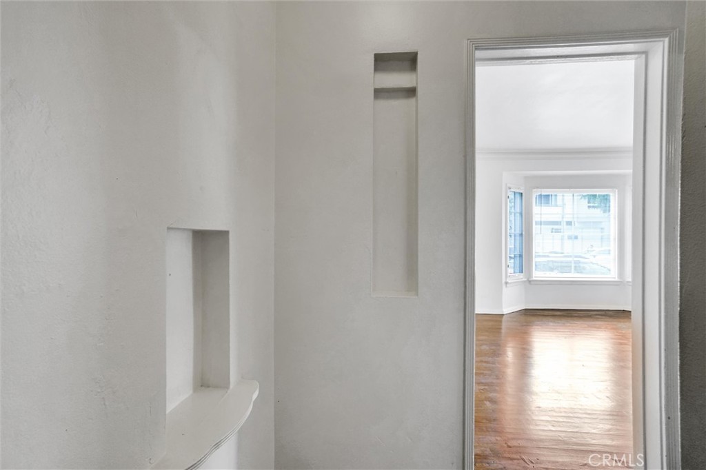 515 Rose Avenue Venice, CA 90291 - Photo 27 of 49 a view of empty room with window