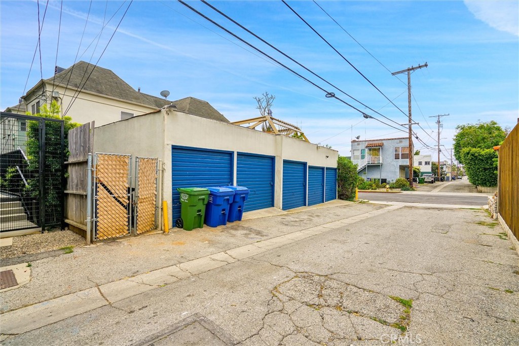 515 Rose Avenue Venice, CA 90291 - Photo 29 of 49 a view of a house with a patio