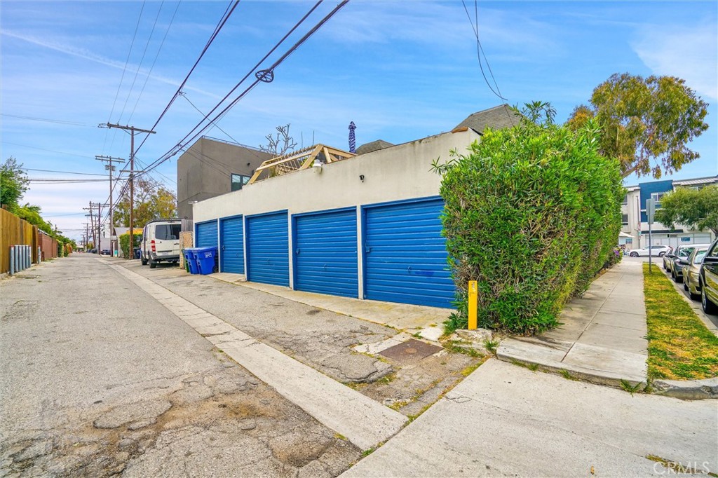 515 Rose Avenue Venice, CA 90291 - Photo 30 of 49 a view of a backyard
