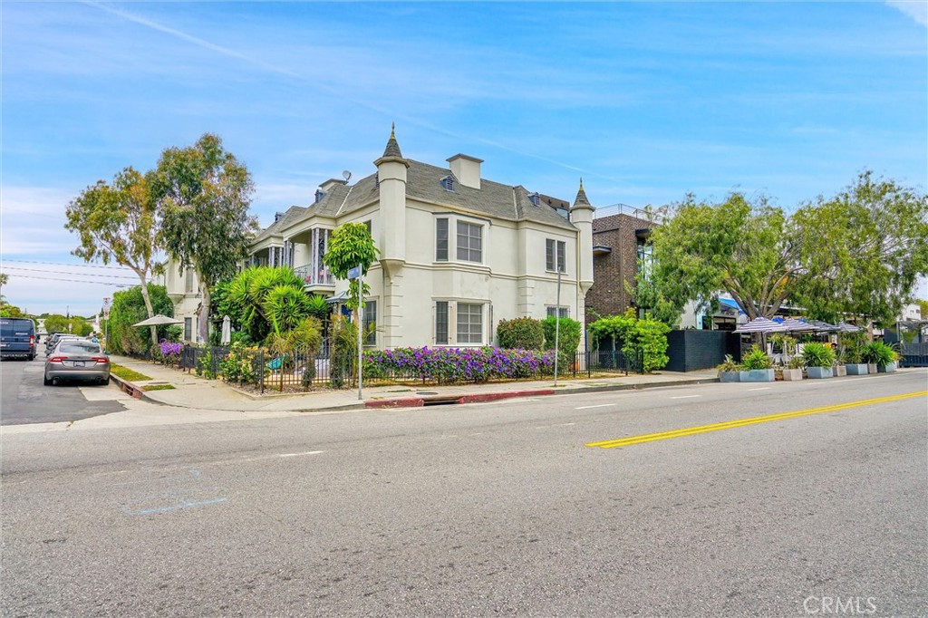 515 Rose Avenue Venice, CA 90291 - Photo 3 of 49 a view of a building with a street