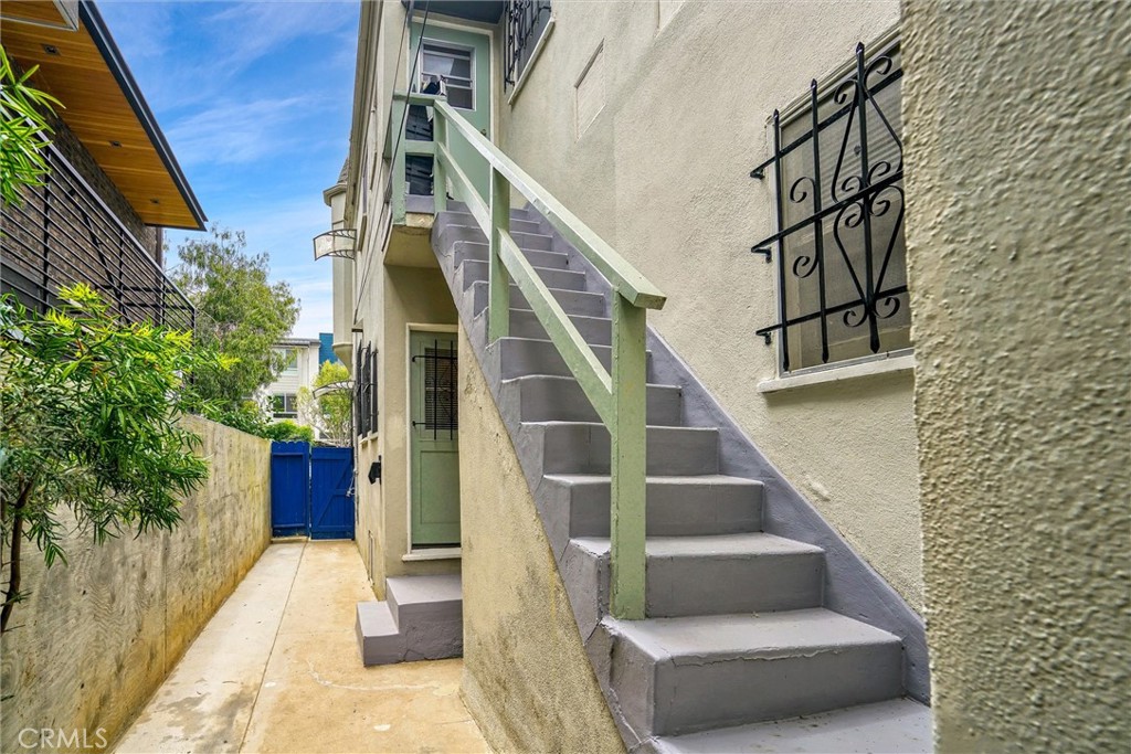 515 Rose Avenue Venice, CA 90291 - Photo 33 of 49 a view of entryway with a front door