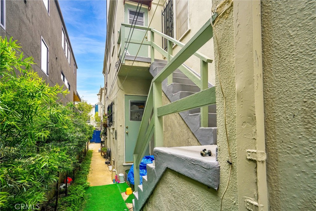 515 Rose Avenue Venice, CA 90291 - Photo 34 of 49 a view of entryway