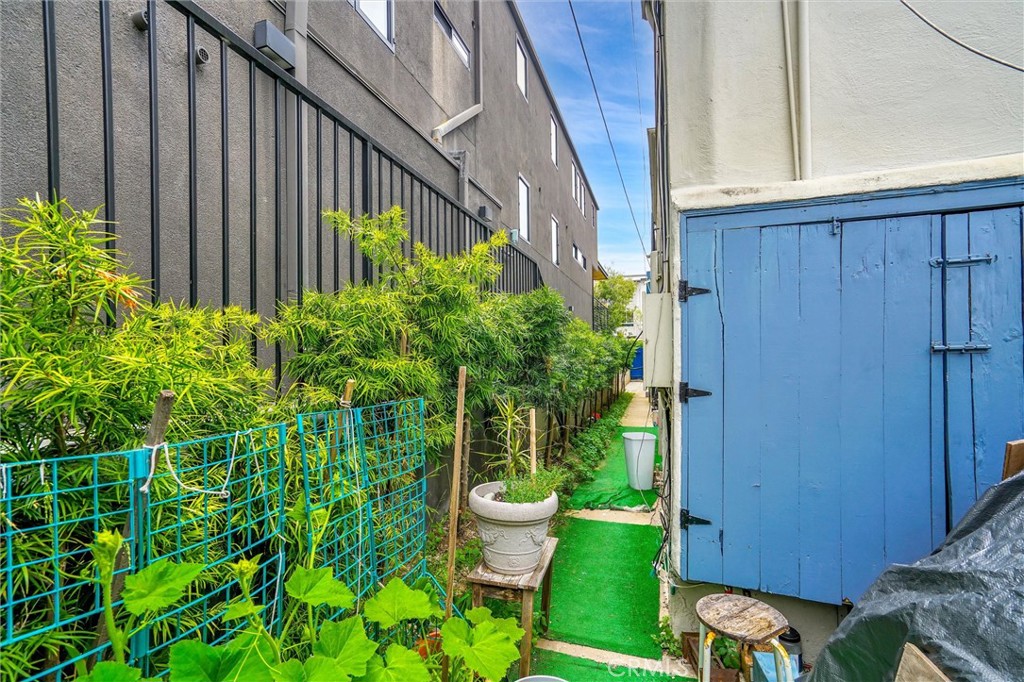 515 Rose Avenue Venice, CA 90291 - Photo 35 of 49 a view of a backyard with plants