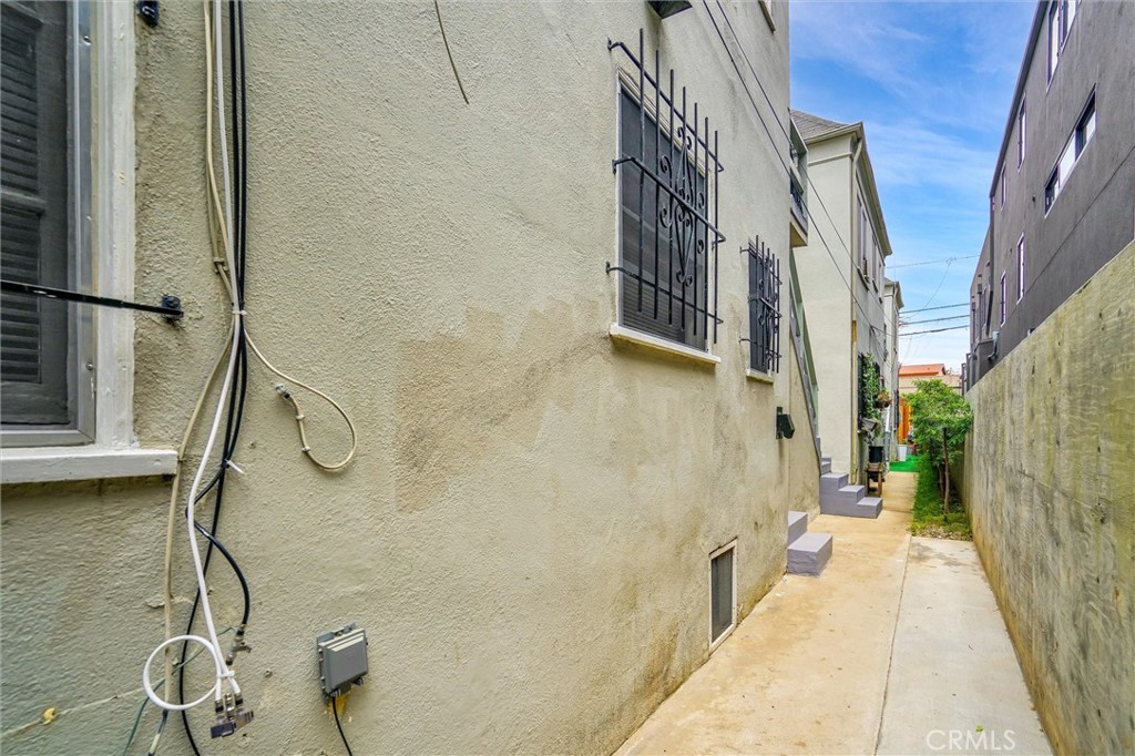 515 Rose Avenue Venice, CA 90291 - Photo 36 of 49 a bathroom with a bathtub and shower
