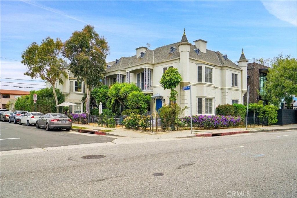515 Rose Avenue Venice, CA 90291 - Photo 4 of 49 a view of a building with a street