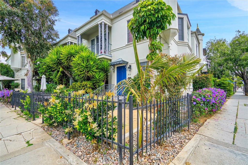 515 Rose Avenue Venice, CA 90291 - Photo 6 of 49 front view of a house