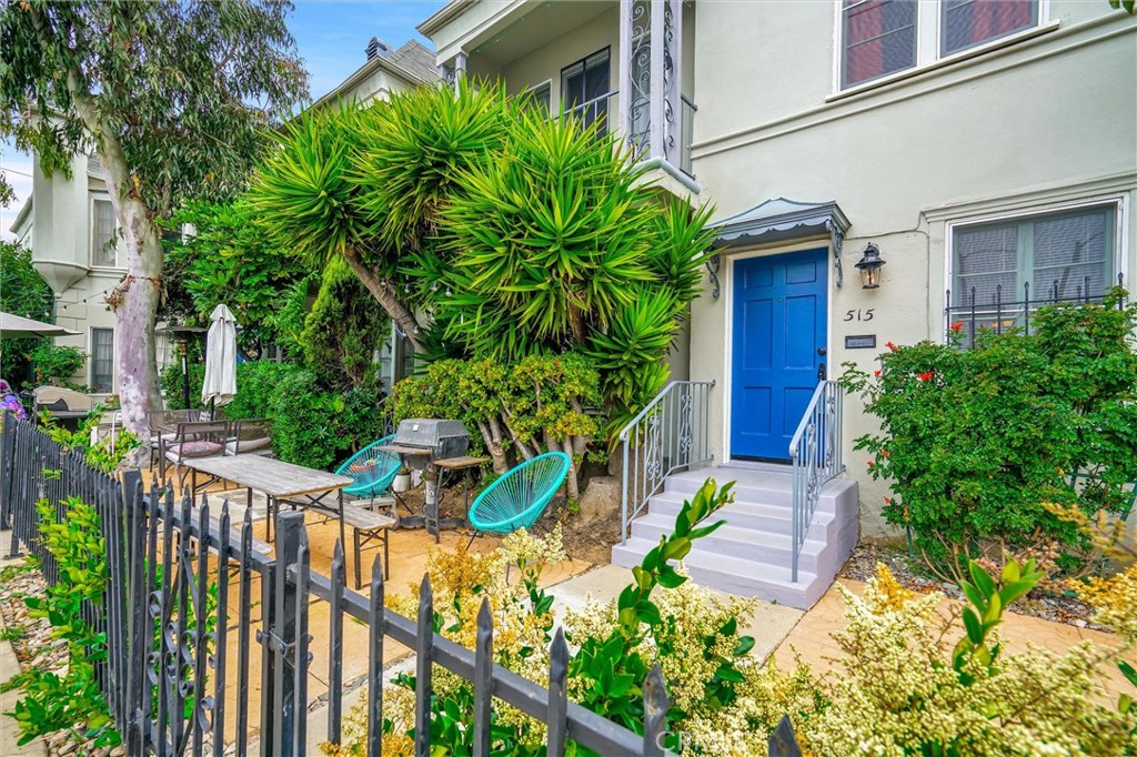 515 Rose Avenue Venice, CA 90291 - Photo 7 of 49 a view of a yard with flower plants