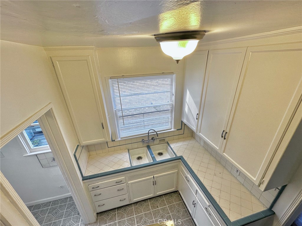 515 Rose Avenue Venice, CA 90291 - Photo 8 of 49 a bathroom with a sink and a mirror
