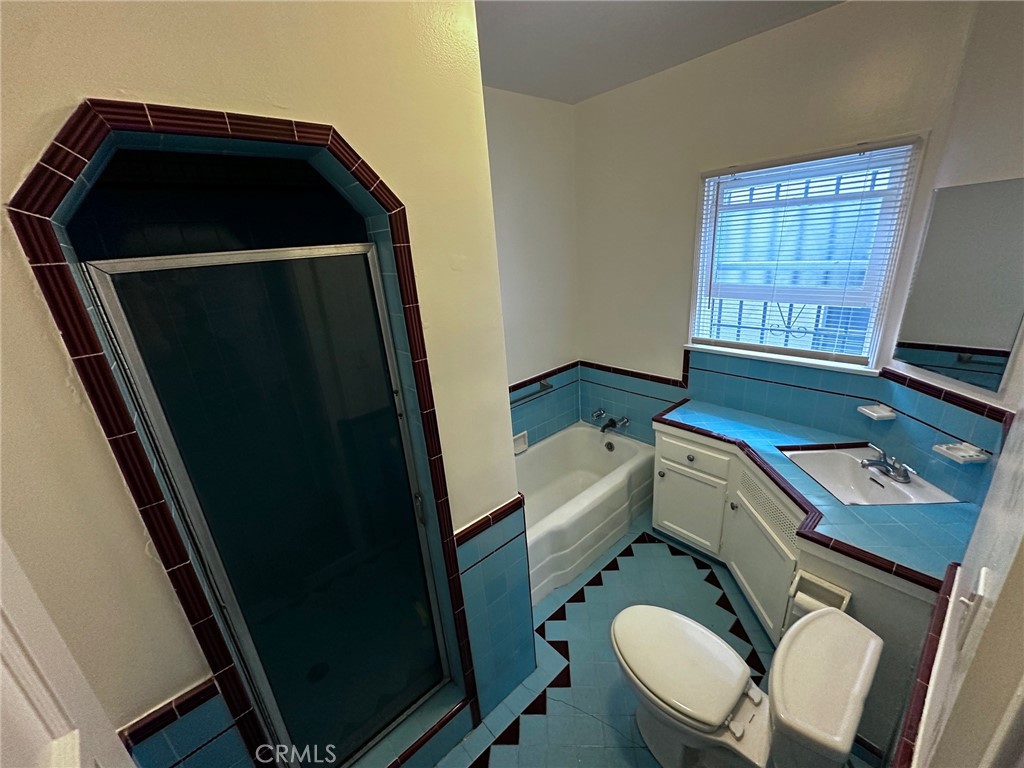 515 Rose Avenue Venice, CA 90291 - Photo 9 of 49 a bathroom with a sink a toilet a mirror and tub