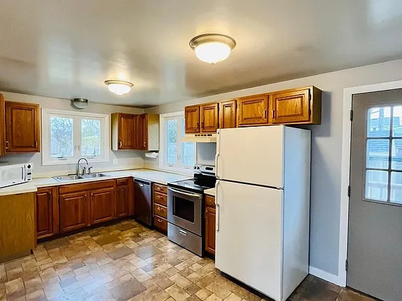 23 Butler Street Newport, RI 02840 - Photo 4 of 18 Kitchen in unit A is spacious eat in