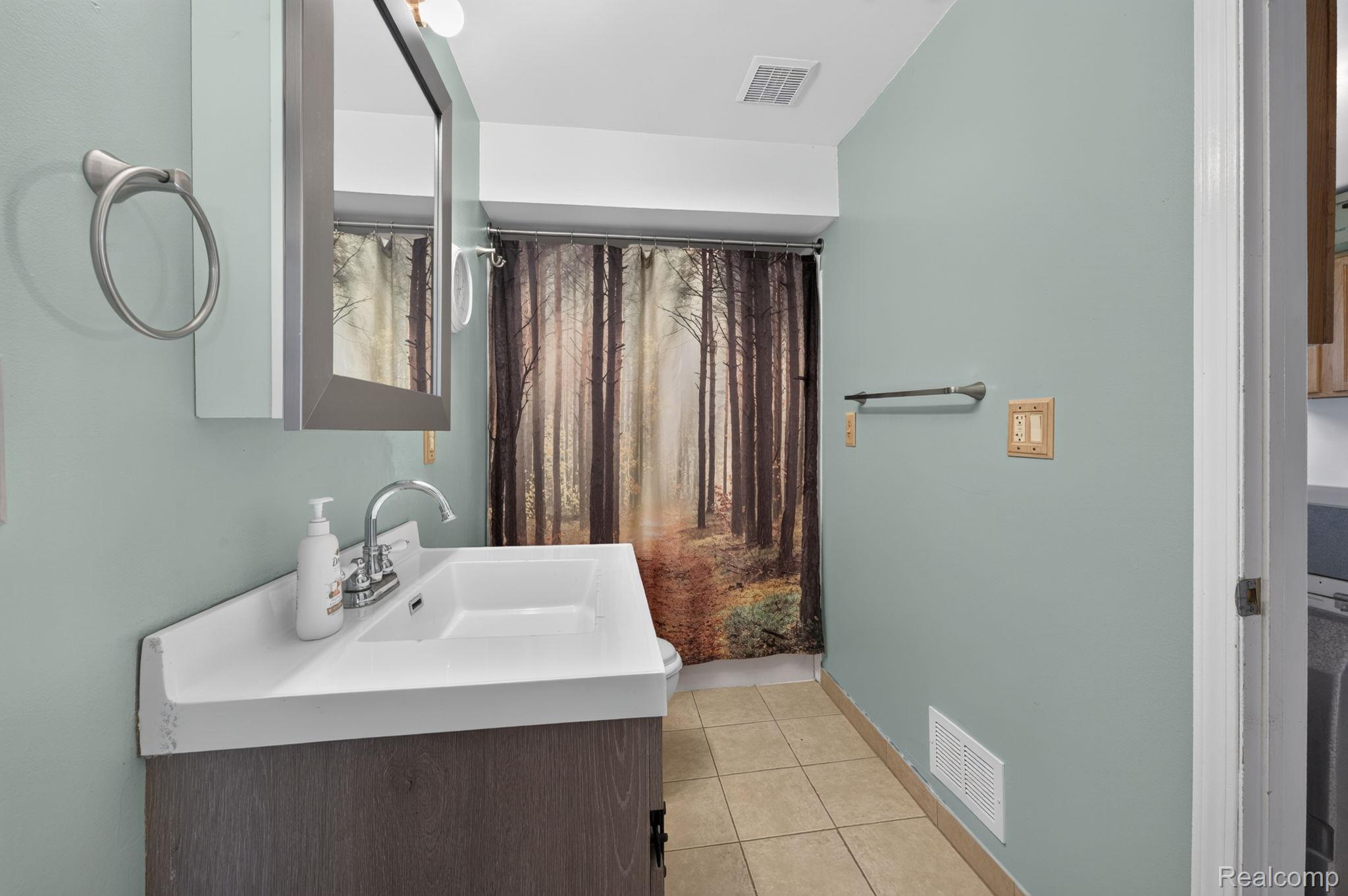 7077 West Frances Road Flushing, MI 48433 - Photo 23 of 50 26-web-or-mls-DSC_5105.jpg