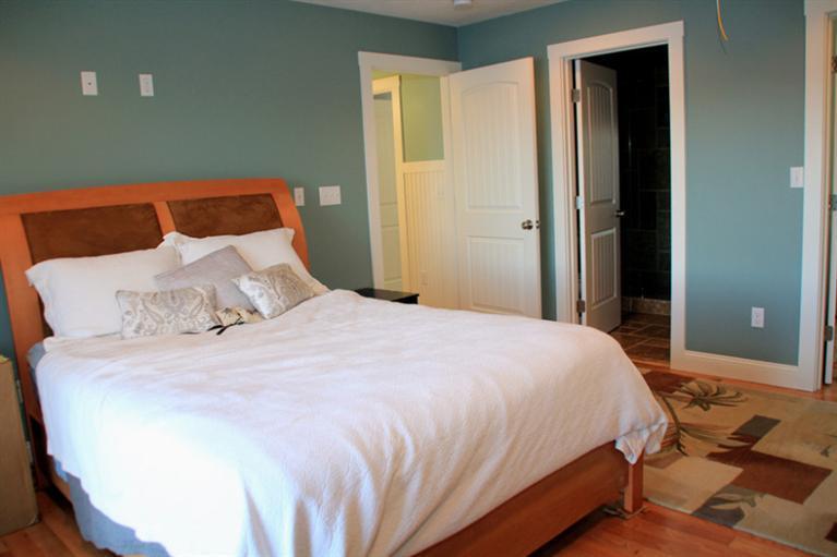 173 Sandy Beach Road Plymouth, MA 02360 - Photo 18 of 35 a bedroom with a bed and a mirror