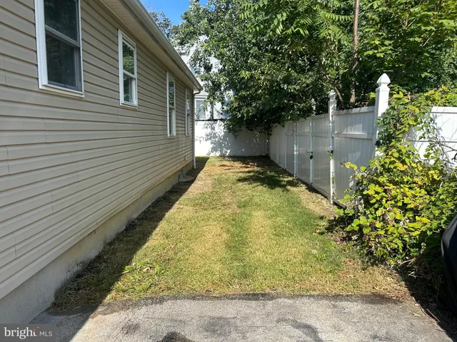 a view of back yard of the house