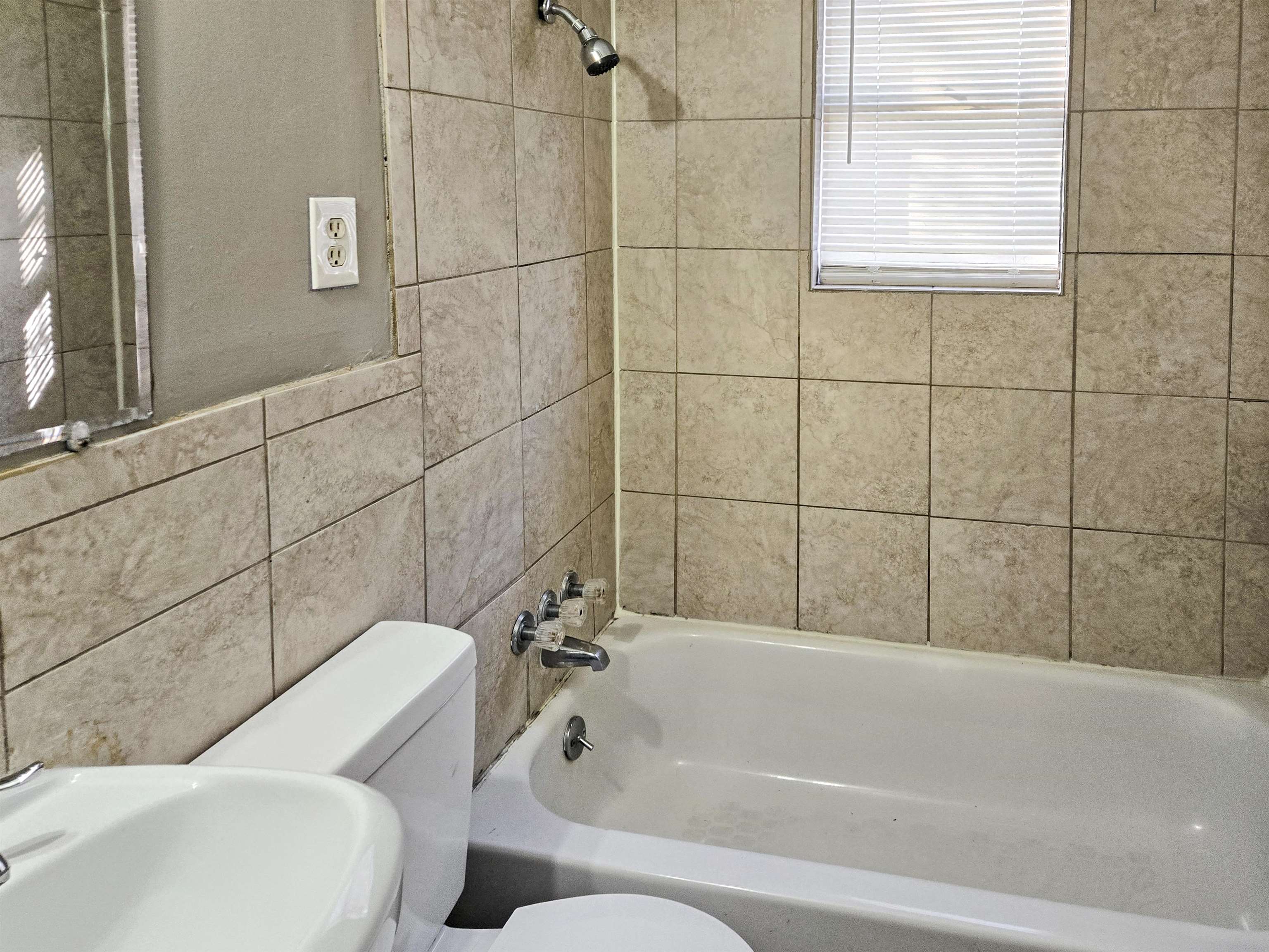 2667 Barron Avenue Memphis, TN 38114 - Photo 10 of 14 a bathroom with a toilet and bathtub