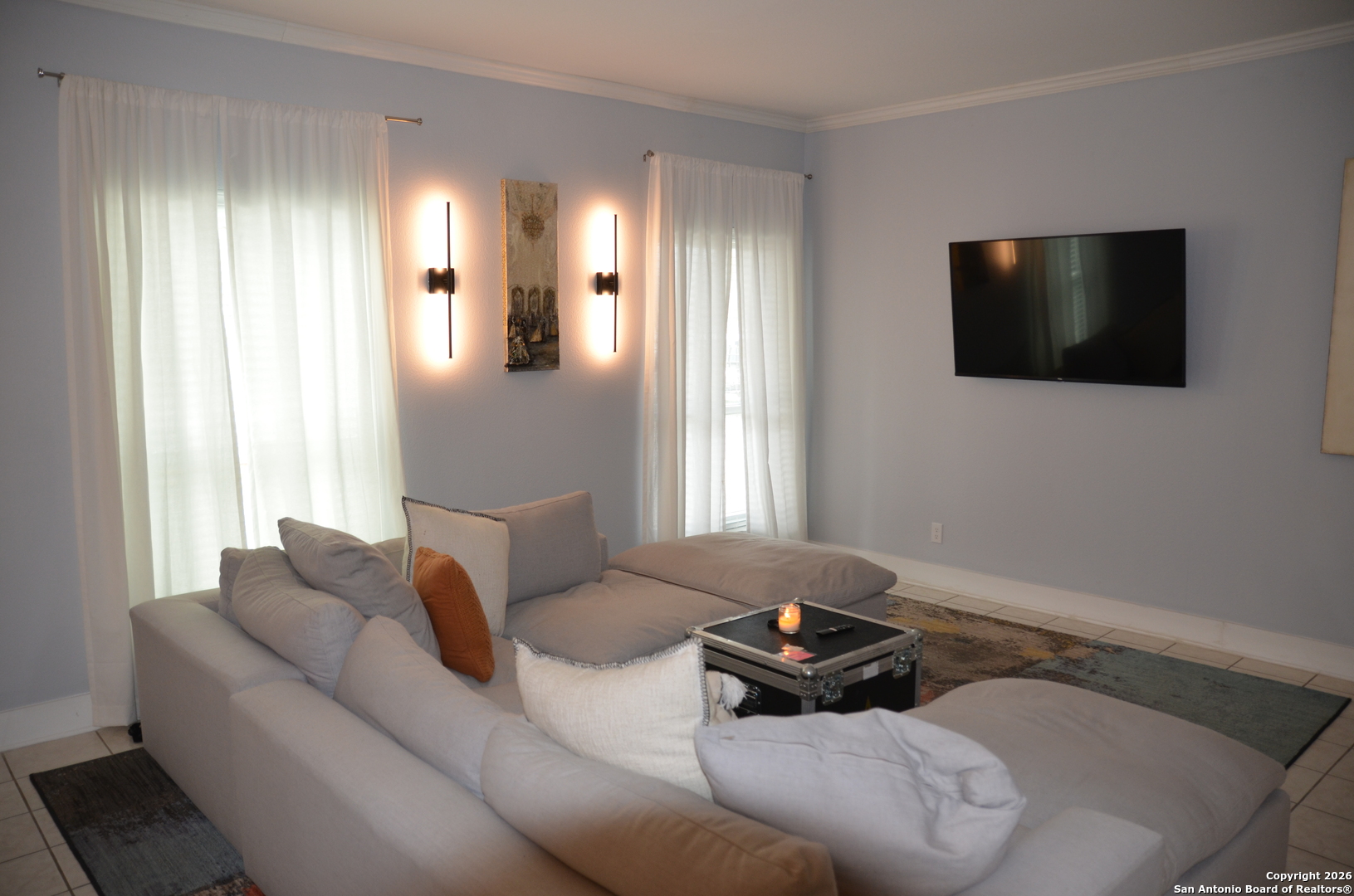 1819 Babcock Road, Unit 705G San Antonio, TX 78229 - Photo 4 of 22 a living room with furniture and a flat screen tv