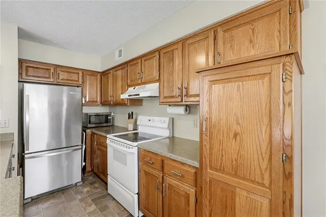 $335,000 | 7204 West 155th Street, Overland Park, KS 66223