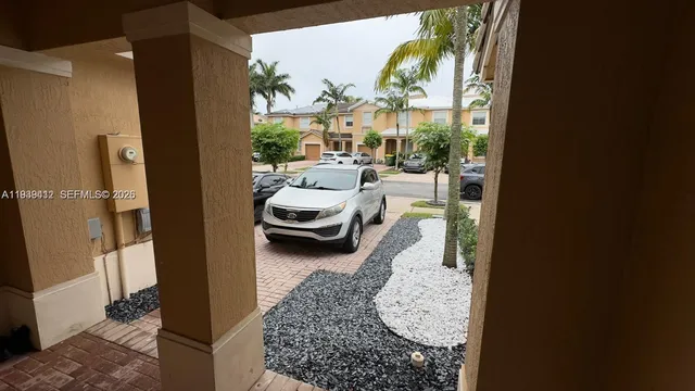 a view of entryway and patio