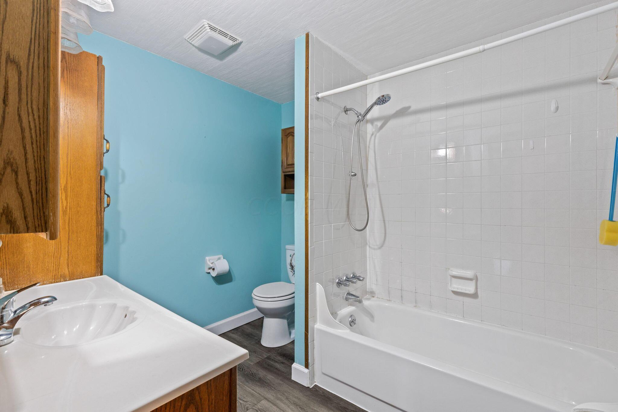 763 Ronson Avenue Columbus, OH 43230 - Photo 24 of 46 Full Bath - 763 Ronson Avenue, Columbus, OH 43230